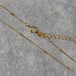 Fin spinkel halskæde der er 40 cm. lang og har yderligere forlængerkæde på 5 cm. så kæden kan reguleres fra 40 til 45 cm.